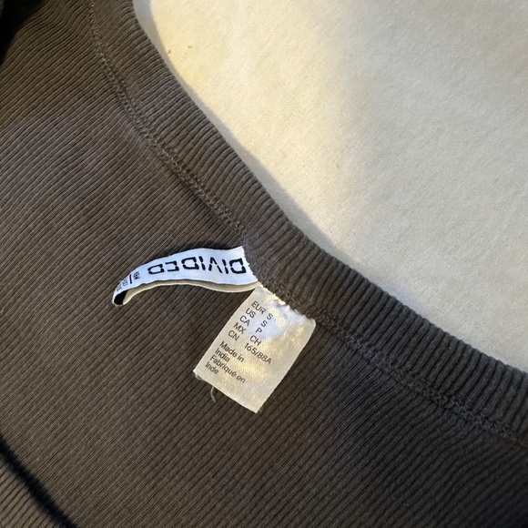 Short Sleeve Scoop Crop Top - Picture 2 of 2